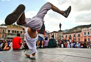 Foto del Día: Friday Portrait Series – “Los Guaguas” Jugando y El Breaker Miguel Bailando – Quito, Ecuador Latin America Travel Photography by Jamie Killen: El Miguel Iwias Crew Break Dance - Centro Historico - Quito, Ecuador